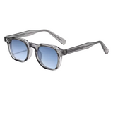 Herren Sonnenbrille mit transparenter eckiger Fassung und gemusterten Bügeln in Blau