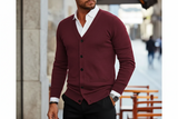 Herren Strickjacke mit Knopfleiste, V-Ausschnitt und Rippbündchen in Dunkelrot