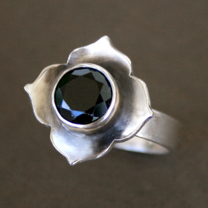 Vintage Silberring mit Blume und dunkem Kristall