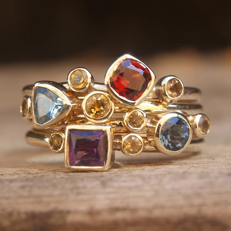 Mehrfarbiger Goldring im Vintage-Look mit mehreren Schichten