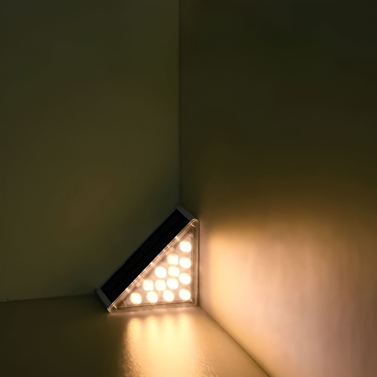 TriGlow Light - Dreieckige Solar-LED-Treppenleuchte für den Außenbereich