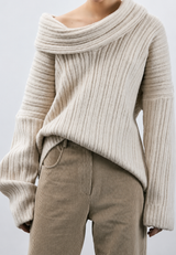 Damenpullover mit asymmetrischem Ausschnitt und freiliegender Schulter – Séverine in Beige