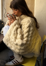 Oversize-Damenpullover mit Zopfmuster, ausgestelltem Ärmel und hohem Kragen – Nerina in Beige