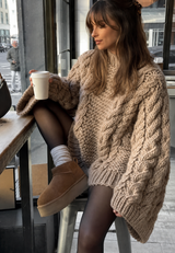 Oversize-Damenpullover mit Zopfmuster, ausgestelltem Ärmel und hohem Kragen – Nerina in Khaki