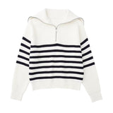 Damenpullover mit Streifen, halbem Reißverschluss und Stehkragen – Holly in Beige/Schwarze Streifen