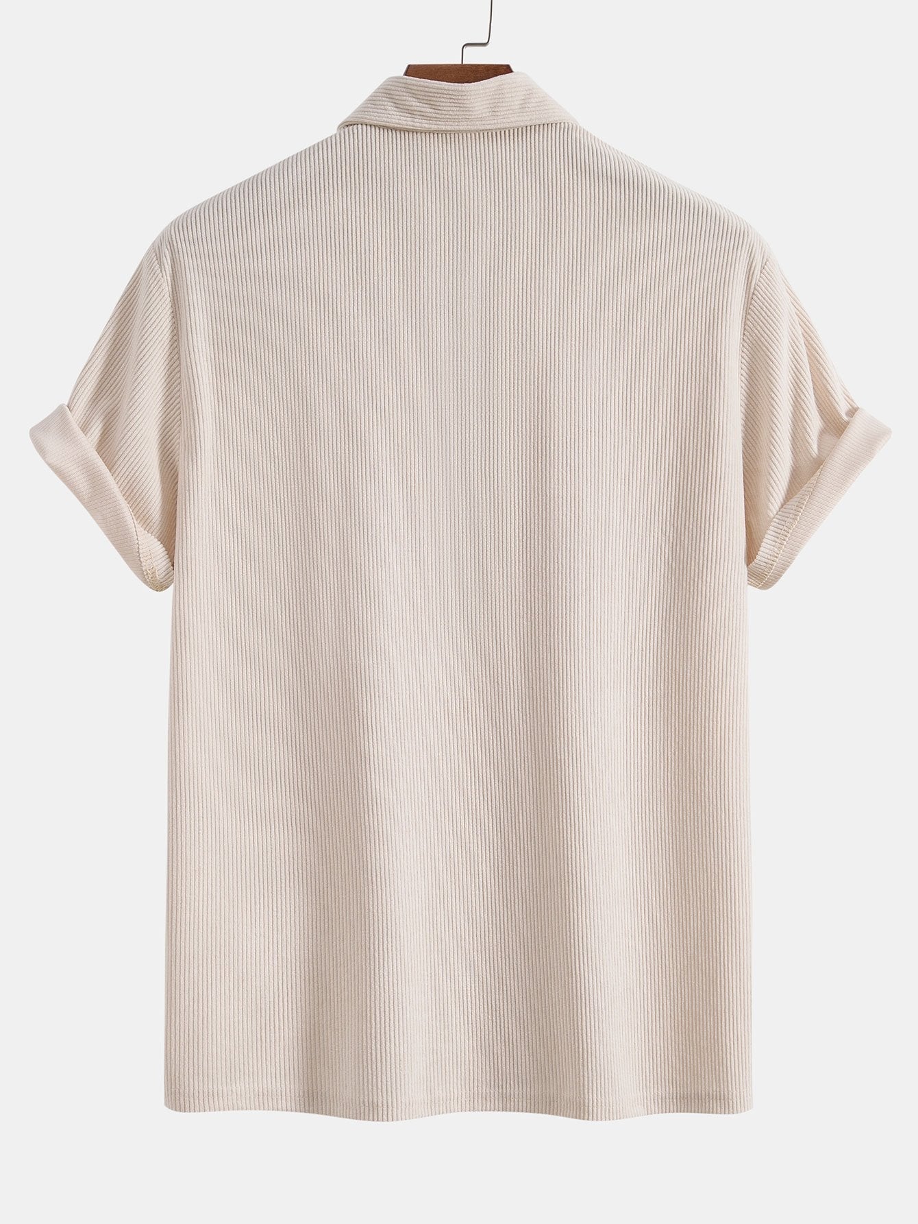 Kurzärmeliges Poloshirt aus Samt und Shorts aus Samt.