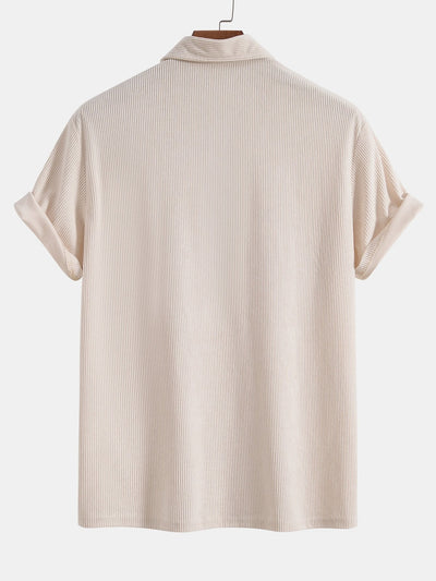 Kurzärmeliges Poloshirt aus Samt und Shorts aus Samt.