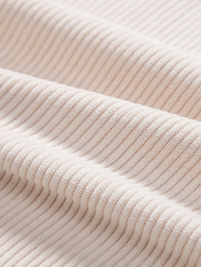 Kurzärmeliges Poloshirt aus Samt und Shorts aus Samt.