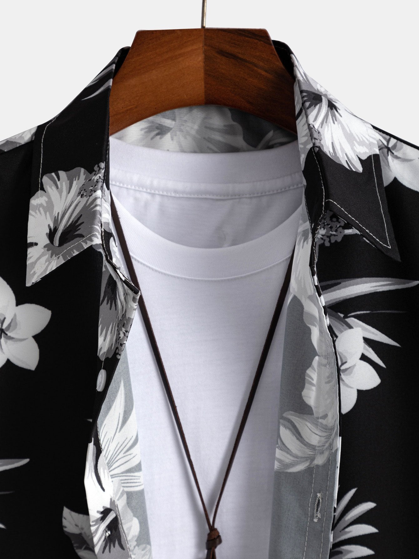 Shirt mit tropischem Blumenmuster und Knopfverschluss