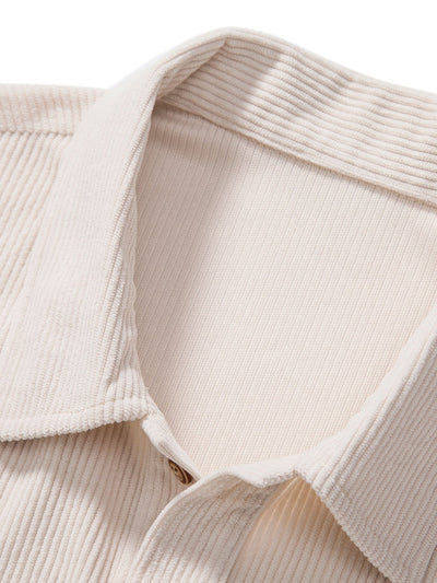 Kurzärmeliges Poloshirt aus Samt und Shorts aus Samt.