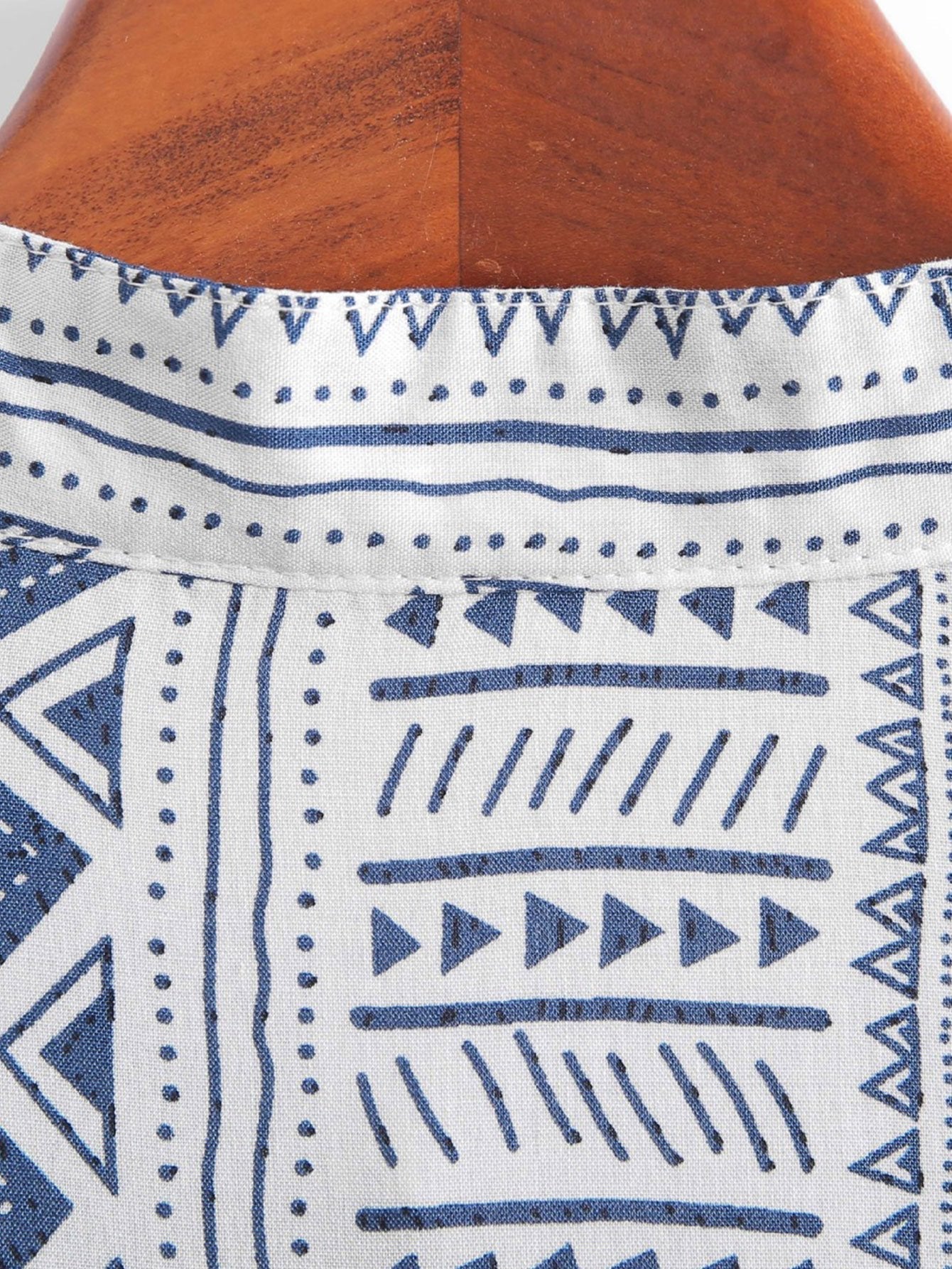 Shirt mit geometrischem Tribal-Druck und halber Knopfleiste mit Henley-Kragen