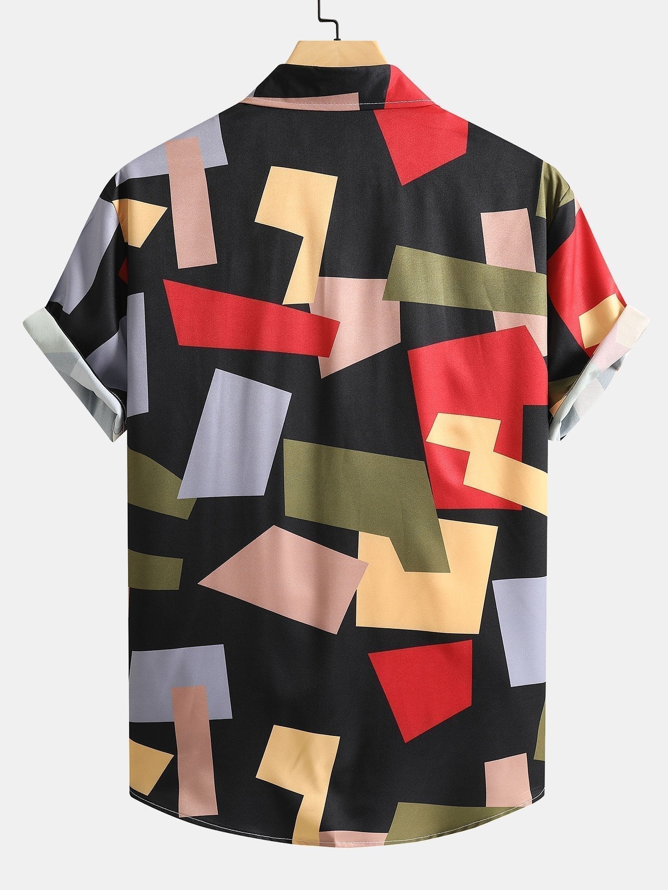 Geometrisches Button-Down-Hemd und Badebekleidung mit buntem Aufdruck.