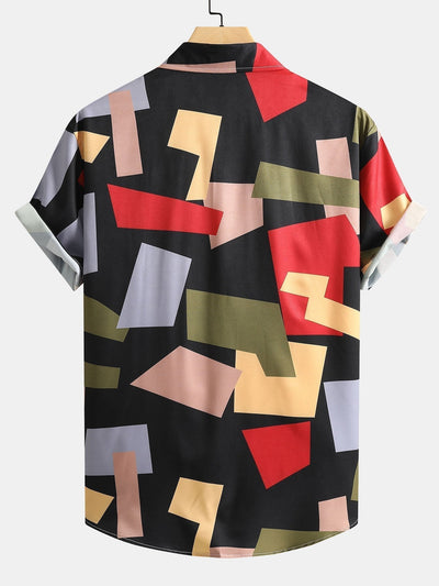 Geometrisches Button-Down-Hemd und Badebekleidung mit buntem Aufdruck.