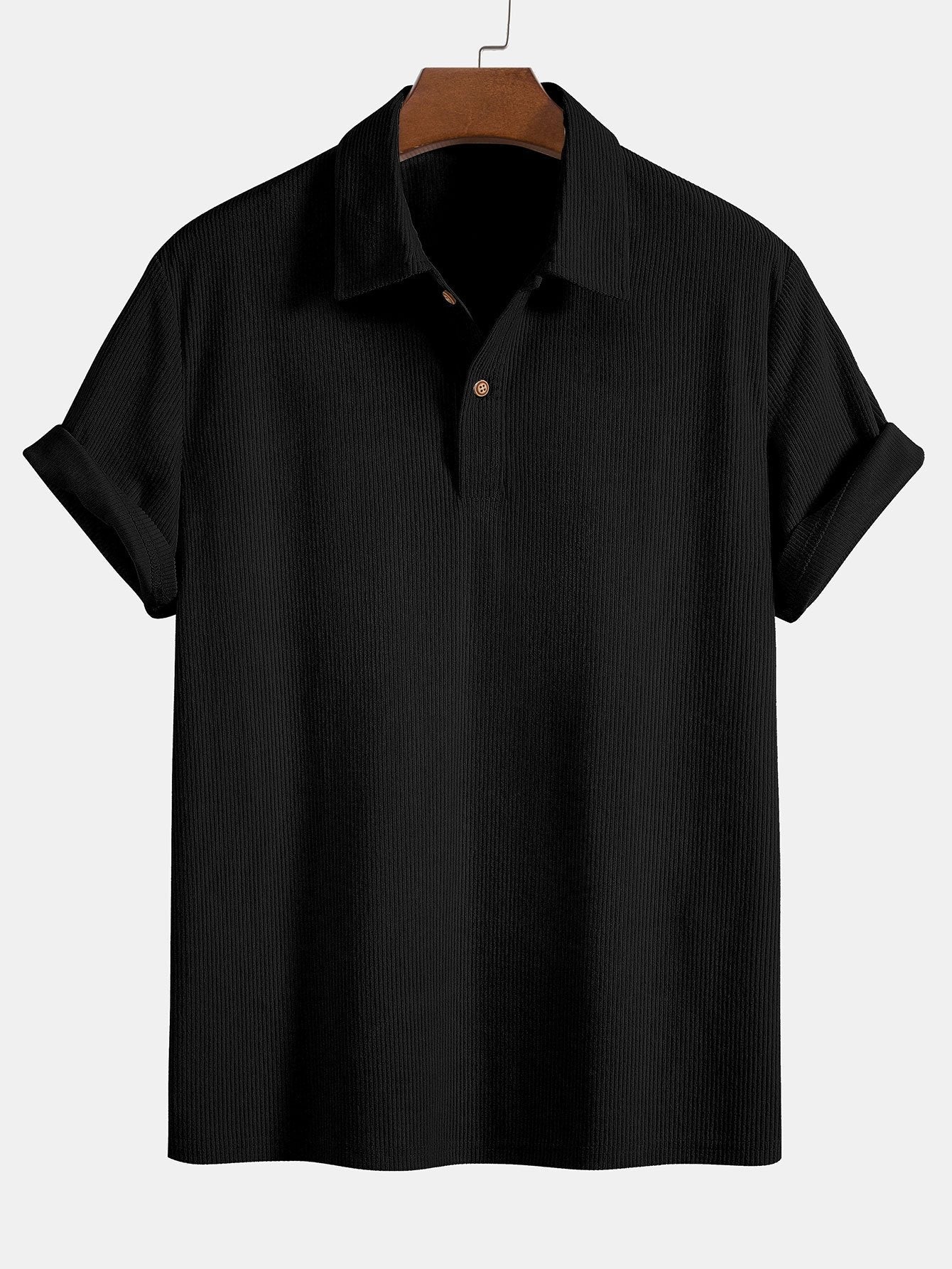 Kurzärmeliges Poloshirt aus Samt und Shorts aus Samt.
