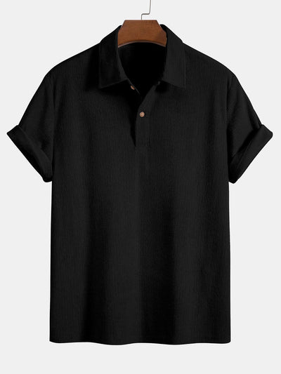 Kurzärmeliges Poloshirt aus Samt und Shorts aus Samt.