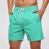 Kurze Herren-Badeshorts mit Kontrastbund in Grass Green
