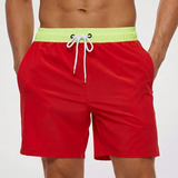 Kurze Herren-Badeshorts mit Kontrastbund in Grün Rot