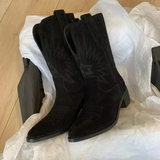 Lorena | Damen Orthopädische Wildleder Stiefel mit Stickerei und Western Design in Schwarz