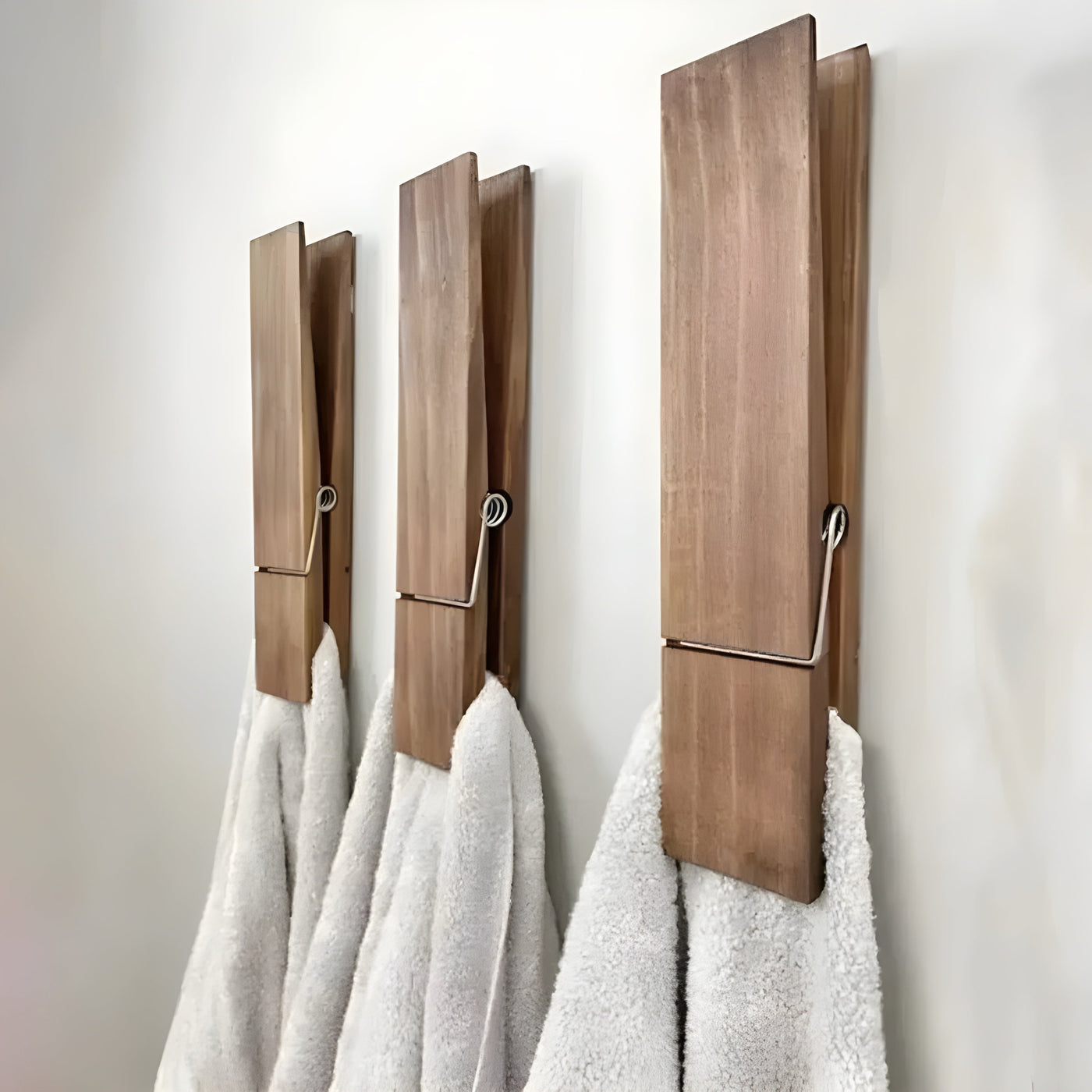 PineGrip Handtuchhalter - Eleganter Badezimmer Handtuchklammer aus Holz