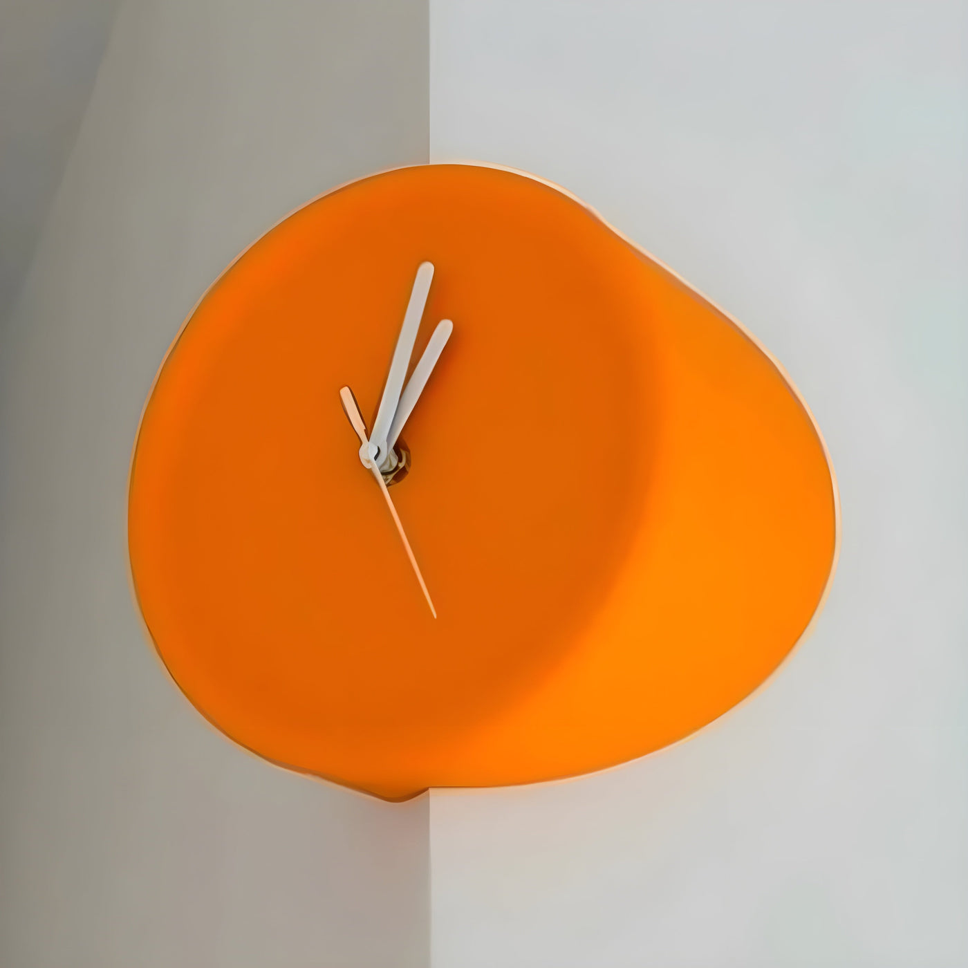 TimelessSphere Clock – Dekorative Eck-Wanduhr