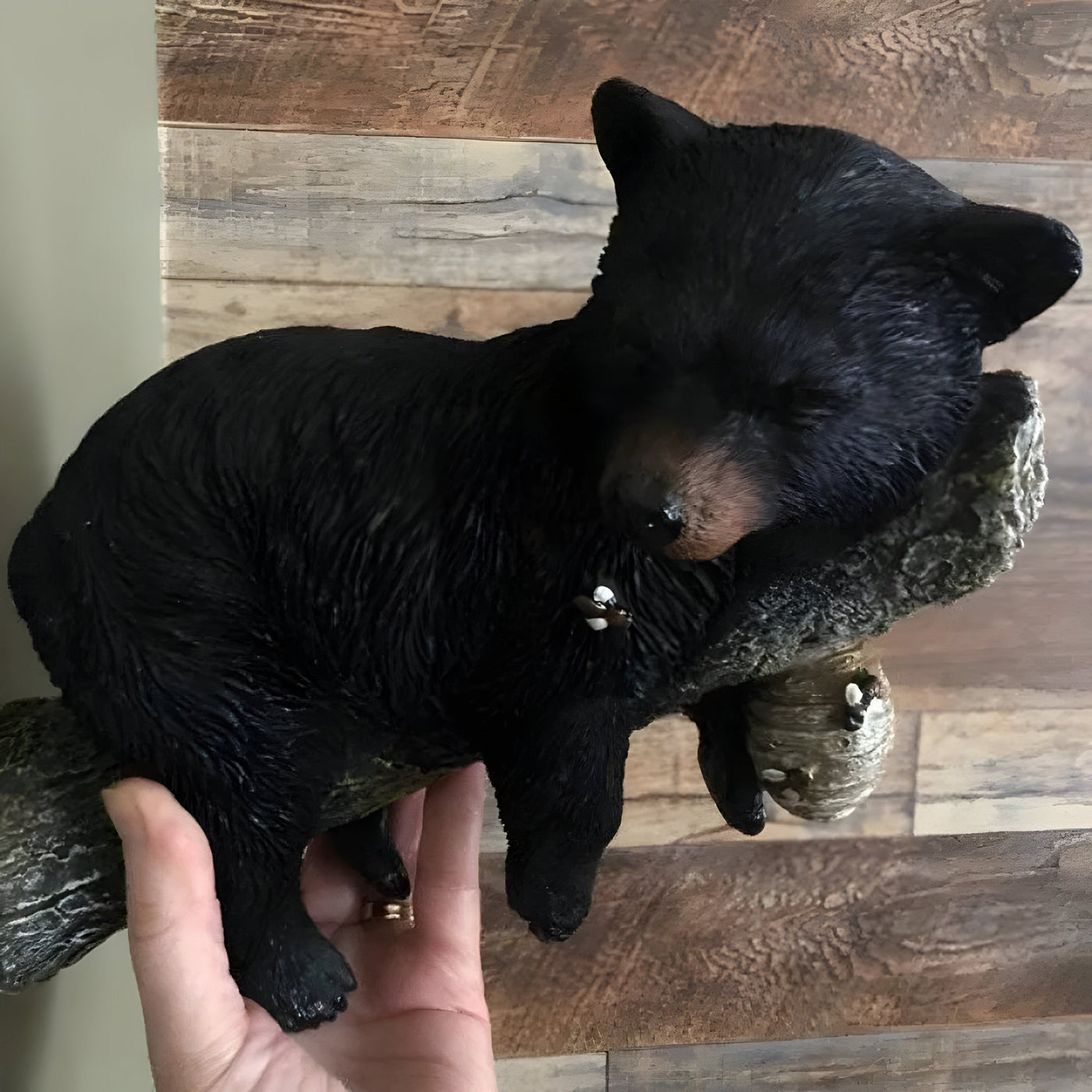 BearWhisper Skulptur – Wandmontierte Bärenschläfer Gartenstatue