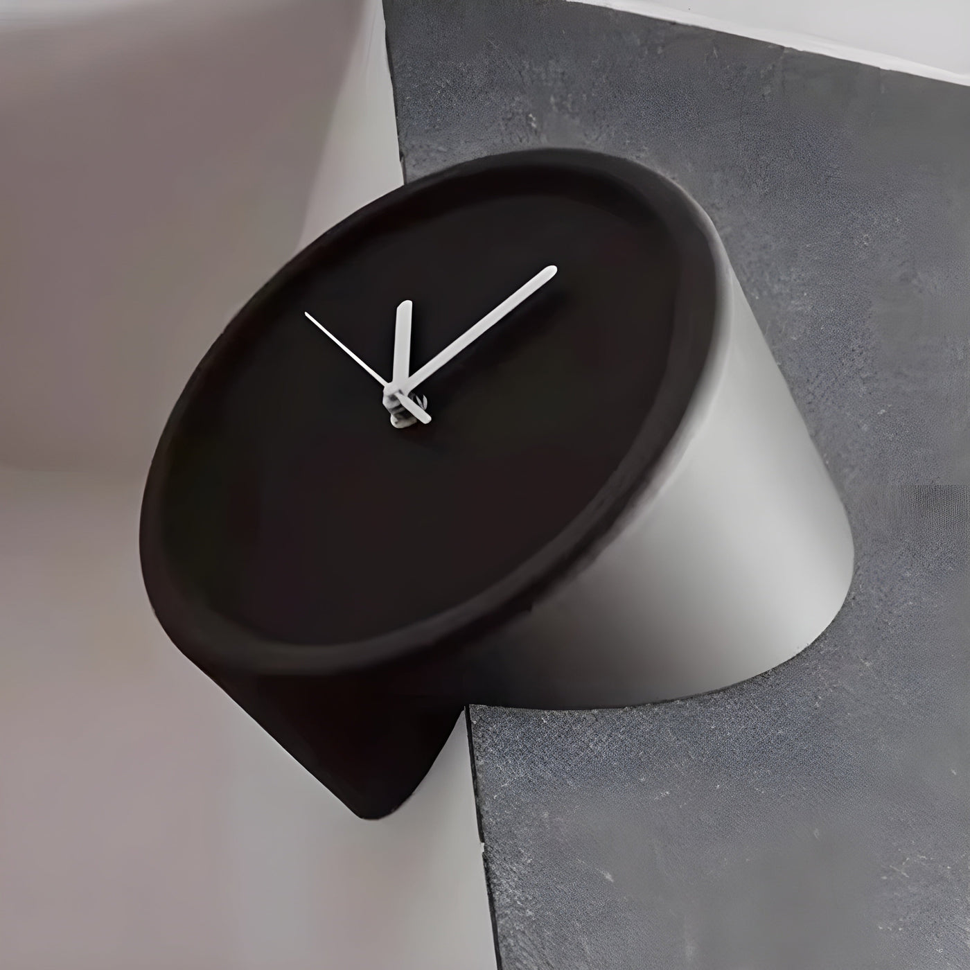 TimelessSphere Clock – Dekorative Eck-Wanduhr