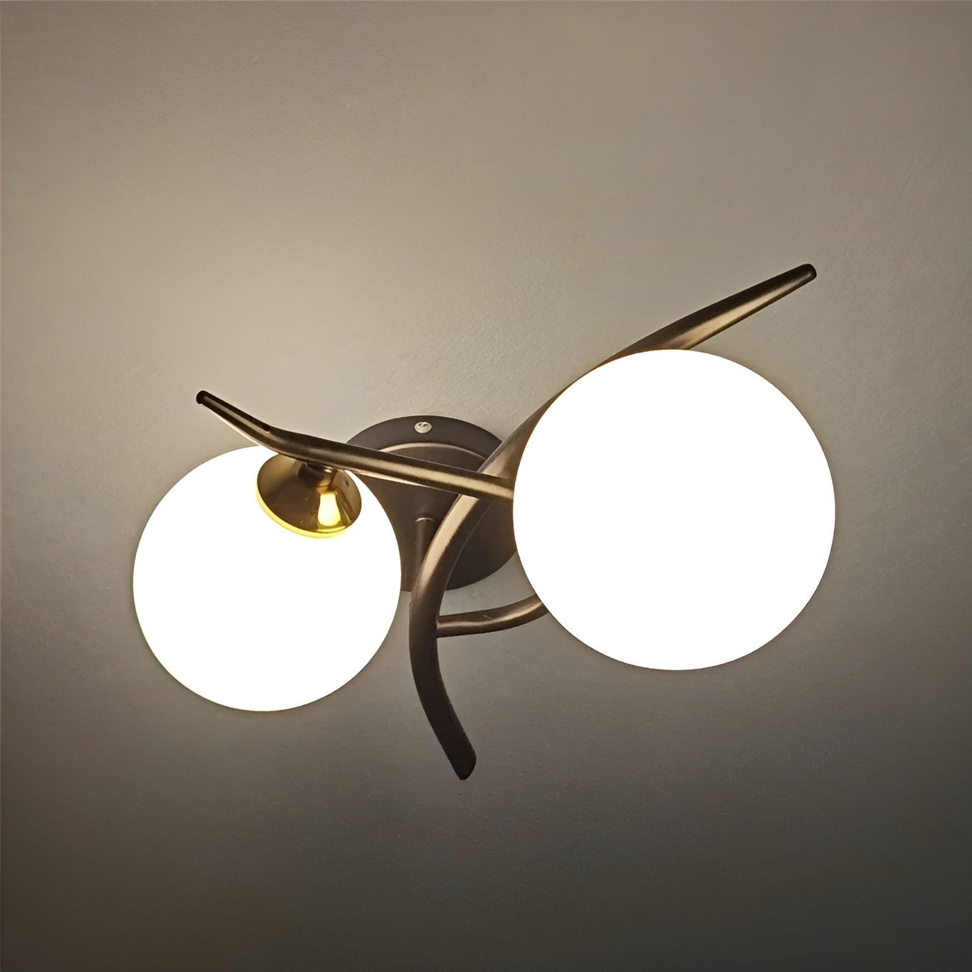 EternaGlow Light - Nordische Glaskugelleuchte aus Eisen