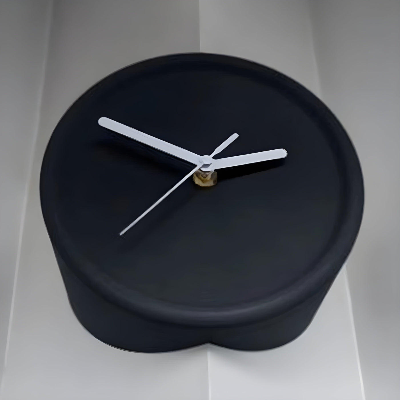 TimelessSphere Clock – Dekorative Eck-Wanduhr