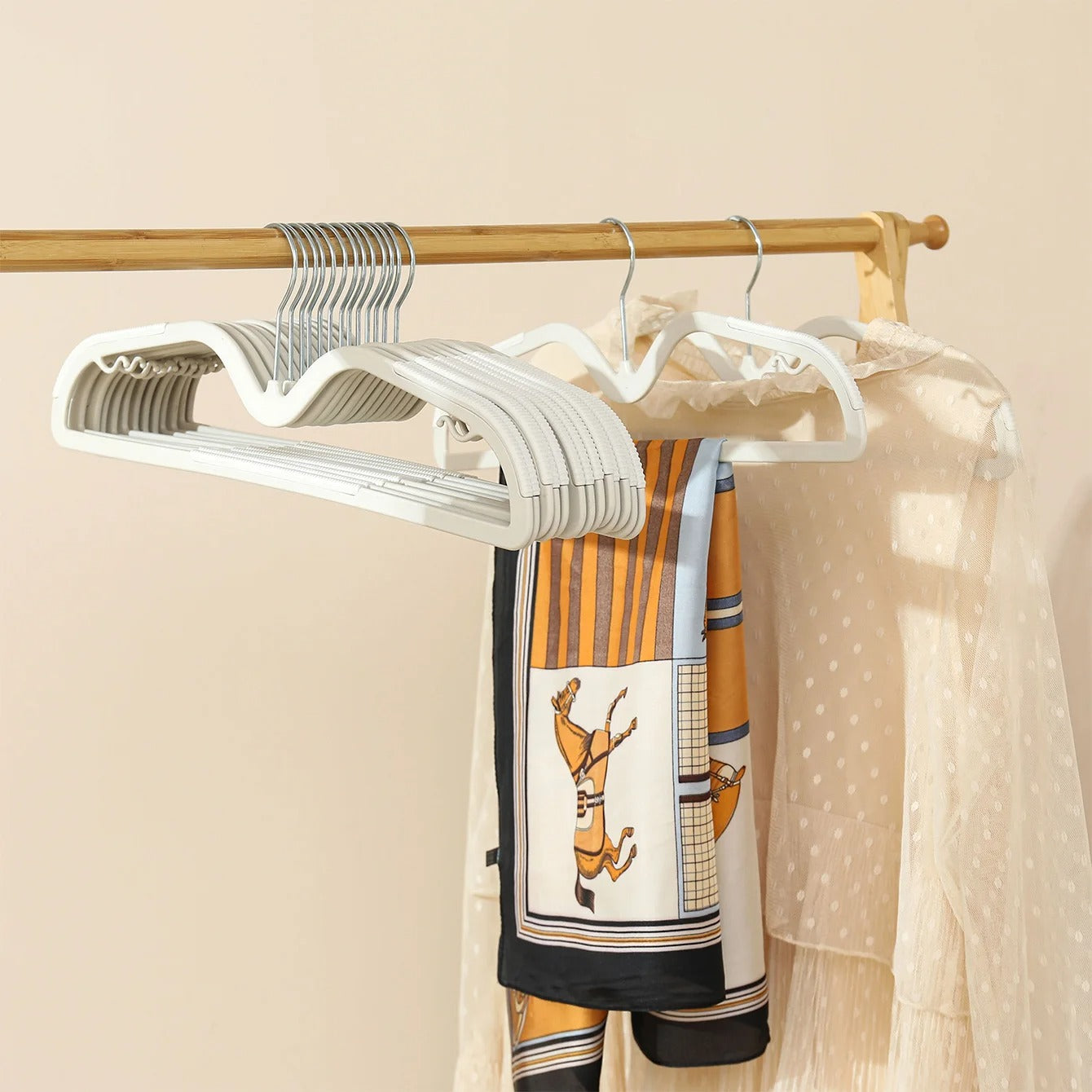 HangWise Hanger – Platzsparender Rutschfester Kleiderbügel aus Kunststoff