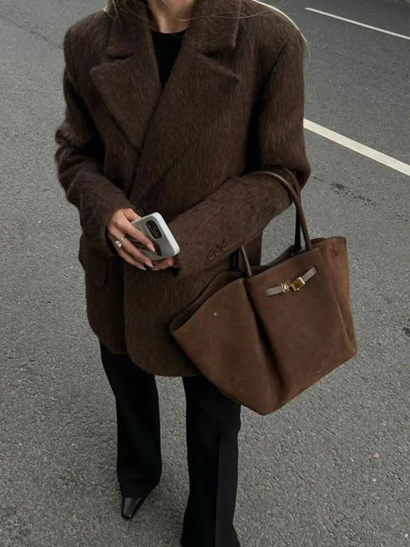 Melany | Strukturierte Tote Bag aus braunem Wildleder mit goldfarbenem Verschluss, Tragegriff & Schulterriemen