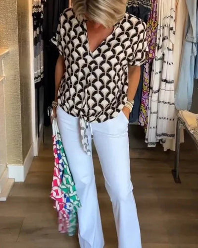 Lilith - Lässiges Top mit Druck und V-Ausschnitt