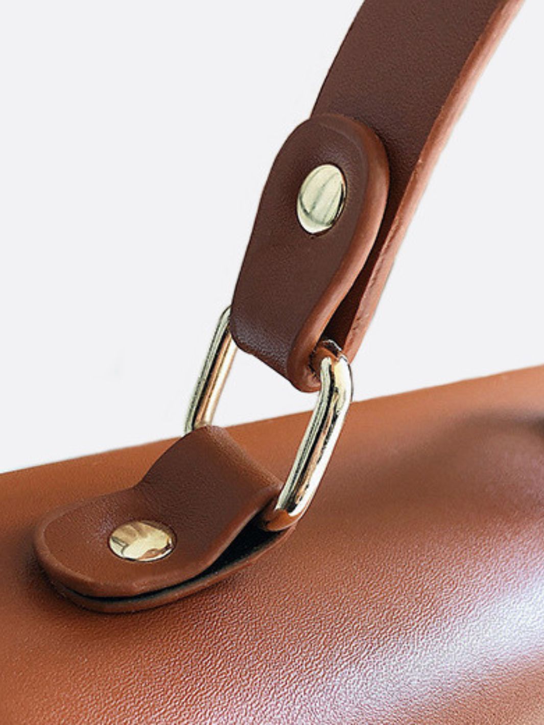 Livia | Kleine Damen-Strohtasche mit schwarzer Kunstleder-Klappe, Henkel & abnehmbarem Schultergurt – Crossbody- & Handtasche für Sommer