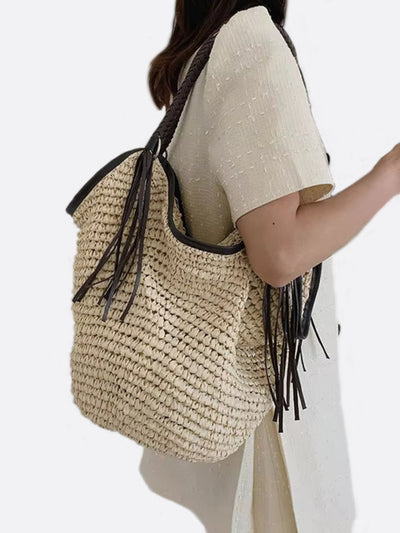 Mira | Weiche Strohtasche mit geflochtenem Schulterriemen & Lederfransen – Boho-Sommertasche für Damen