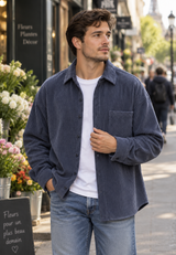 Herren-Cordhemd in weitem Schnitt mit Brusttasche – Mads in Blau