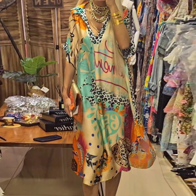 Paulina® | Bedrucktes Damenkleid mit kurzen Ärmeln und tiefem V-Ausschnitt